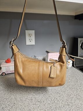 Coach 9564 Y2K 2006  Leather Hobo Baguette Shoulder Bag Convertible Strap